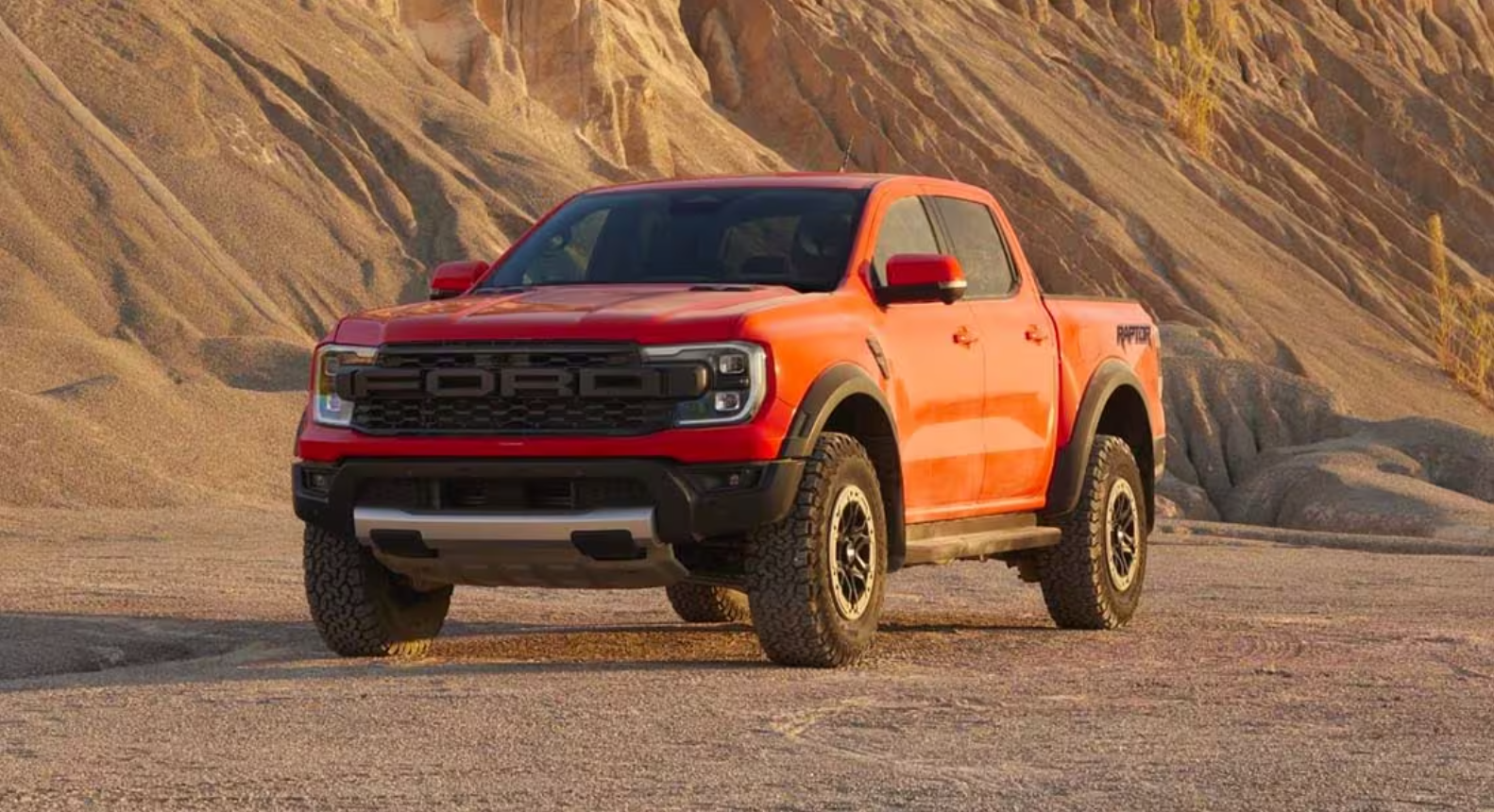 Ford Raptor sở hữu ngoại hình cơ bắp, hầm hố, đậm chất địa hình